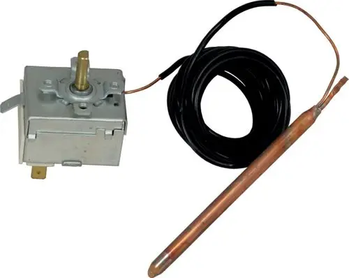 Speichertemperaturregler von Wolf mit einem Metallschalter und einem langen Sensorrohr aus Kupfer, verbunden durch ein Kabel.